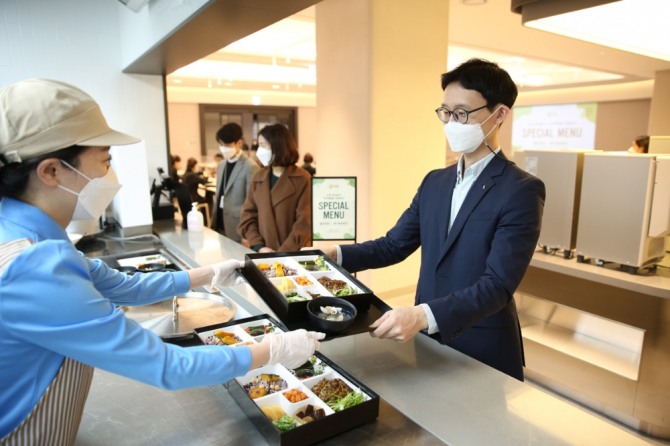 아워홈 본사 구내식당에서 개인 맞춤형 건강 메뉴를 배식하고 있다. 사진=아워홈