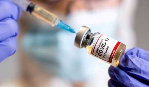 코로나19 백신을 접종하기 위해 백신을 주사기로 옮기는 모습. 사진=로이터