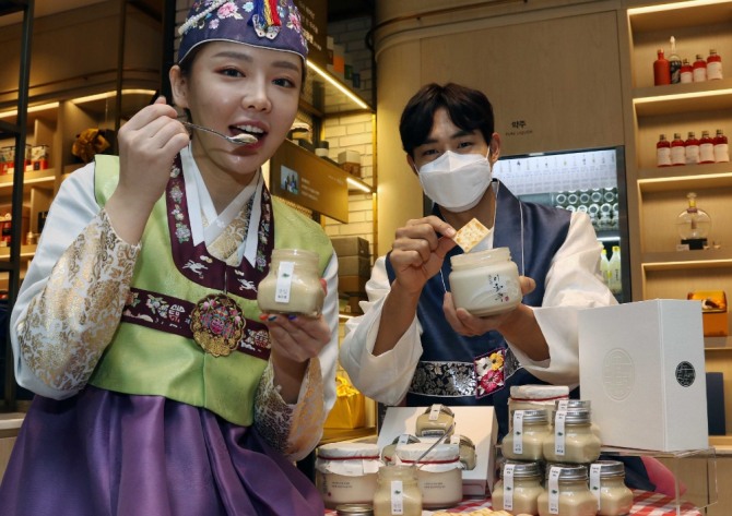 신세계백화점은 설을 맞아 이색 전통주 선물세트인 '배꽃필 무렵 세트'를 판매한다. 사진=신세계백화점