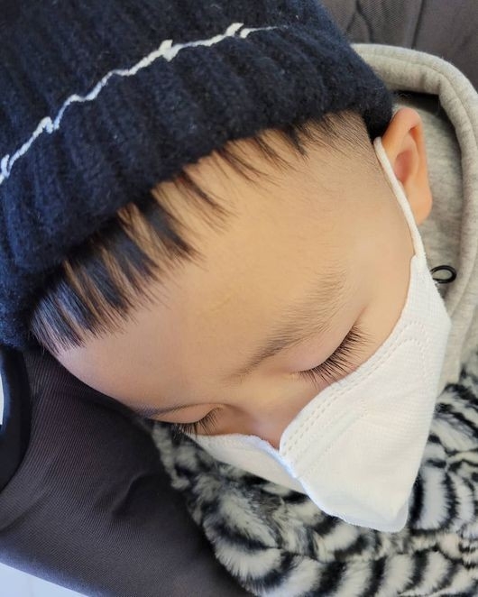 그룹 '컨추리꼬꼬' 출신 가수 신정환이 21일 마스크를 쓰고 있는 아들 사진을 공개했다. 사진=인스타스램 캡처 