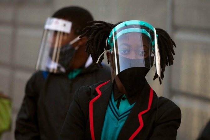 남아프리카공화국 학생이 페이스쉴드와 마스크를 착용하고 등교하고 있는 모습. 사진=뉴시스