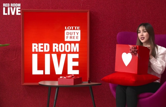 롯데면세점의 유튜브 채널 'LDF TV'가 글로벌 브랜드 캠페인의 주요 채널로서 입지를 넓혀나가고 있다. 뷰티 유튜버 '포니'와 함께한 '포니 RED ROOM LIVE'는 영상 조회 수 79만 건을 기록했다. 사진=롯데면세점 