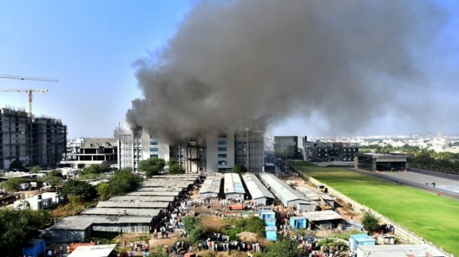 21일(현지시간) 인도 푸네에 있는 세룸 인스티튜트 연구소 단지 안에서 불이 난 후 연기가 피어오르고 있다. 사진=로이터 