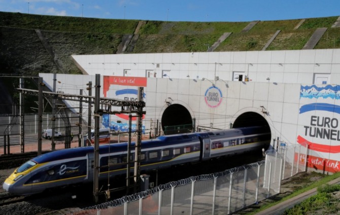 영국과 유럽을 오가는 국제 초고속열차 유로스타가 지난 2015년 10월 20일(현지시간) 영국의 포크스턴과 프랑스의 칼레를 연결하는 해저 ‘채널터널’이 깔레 구간을 빠져나와 달리 있다. 사진=로이터