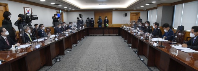 22일 오전 서울 명동 은행연합회관에서 열린 ‘K뉴딜 지원 방안’ 회의가 열리고 있다. 사진=뉴시스