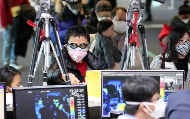 2020년 1월 29일 인천국제공항 제1터미널에서 외국인 입국자가 물안경을 착용한 채 발열검사를 하고 있다. 사진=뉴시스 