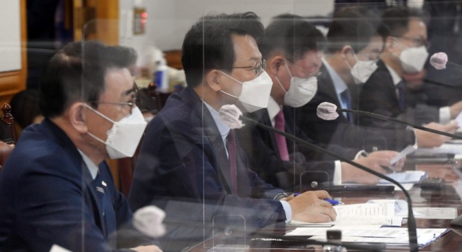 22일 오전 서울 명동 은행연합회관에서 열린 'K뉴딜 지원 방안' 회의에서 김광수(왼쪽 두번째) 은행연합회장이 발언하고 있다. 사진=뉴시스