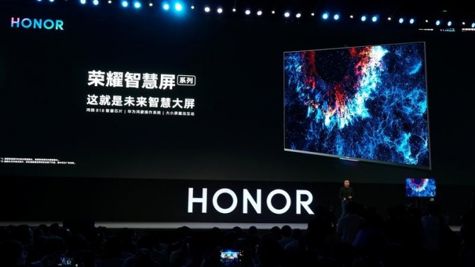 아너(HONOR)가 화웨이에서 독립한 이후 처음으로 내놓는 5G 스마트폰 'V40'.사진=로이터