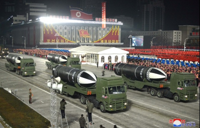 북한이 1월14일 평양 김일성 광장에서 열린 노동장 제 8차 대회 기념 열병식에서 '북극성-5'ㅅ이라고 적힌 신형 잠수함발사탄도미사일(SLBM)을 실은 차량이 지나가고 있다.사진=조선중앙통신