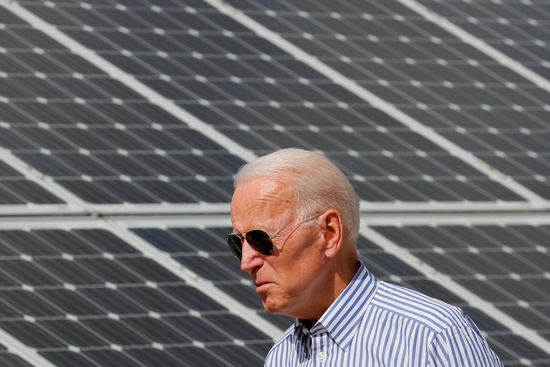 조 바이든 미국 대통령이 후보 시전 프리머스 태양 전지판늘 지나가고 있다. 사진=로이터