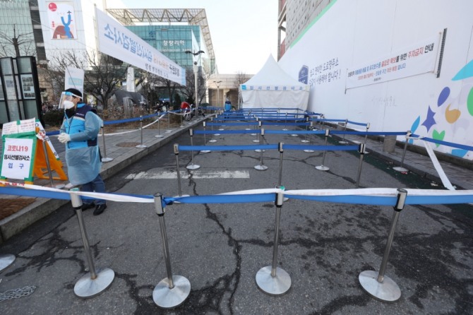 동대문구 청량리역 광장에 마련된 코로나19 임시 선별검사소가 한산한 모습을 보이고 있다. 사진=뉴시스