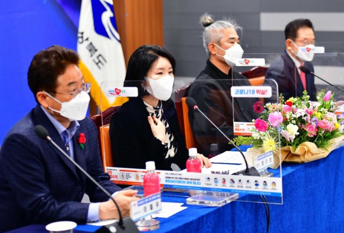 한국암웨이가 지난 22일 경상북도청에서 나눔제약, 경상북도, 영천시와 함께 상생 협력 협약식을 체결했다. 이철우 경상북도지사(왼쪽부터), 배수정 한국암웨이 대표, 도기식 나눔제약 대표, 최기문 영천시장이 이날 협약식에 참석했다. 사진=한국암웨이