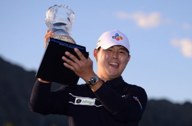 한국시각 25일 열린 PGA투어 아메리칸 익스프레스 대회에서 우승한 김시우가 우승 트로피를 들고 기뻐하고 있다.