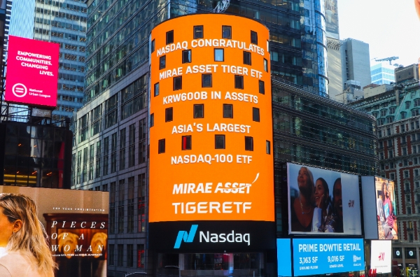 미국 뉴욕 타임스퀘어에 위치한 나스닥 마켓사이트(NASDAQ MarketSite)에 표시된 전광판에 TIGER나스닥100 ETF 순자산 6000억 원 돌파 축하메시지가 나오고 있다. 사진=미래에셋자산운용