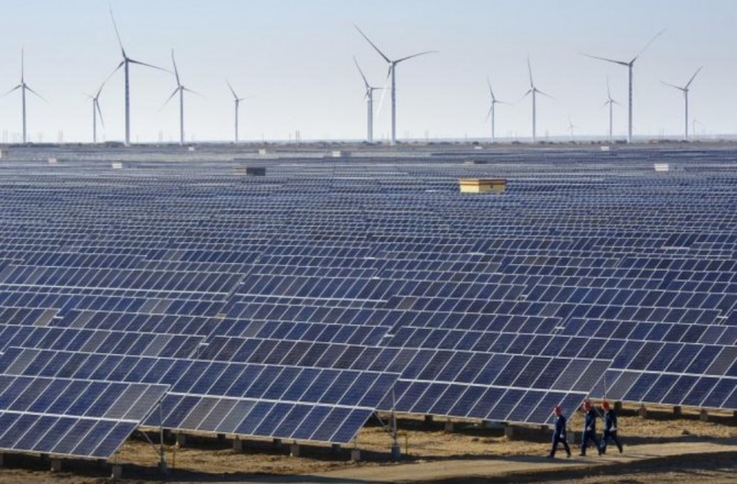중국 신장 위구르 자치구에 있는 풍력 및 태양광 발전단지. 사진=로이터
