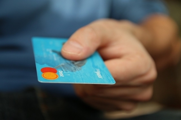 신용카드사들이 가맹점수수료율 인하로 인한 수익성 악화를 만회하기 위해 신용대출을 확대하고 있다. 사진=픽사베이