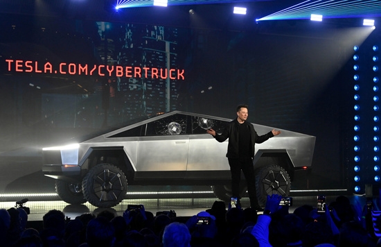 2019년 11월 일론 머스크 테슬라 최고경영자(CEO)가 캘리포니아 호손에있는 테슬라 디자인 스튜디오에서 사이버 트럭을 공개하고 있다. 사진=로이터