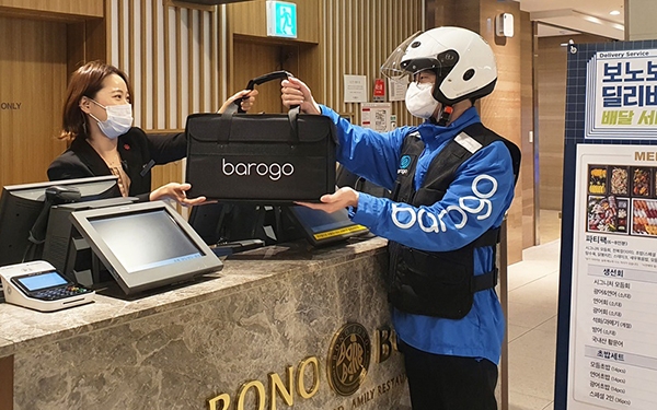 바로고 라이더가 '보노보노' 상품을 건네받고 있다. (사진=바로고)