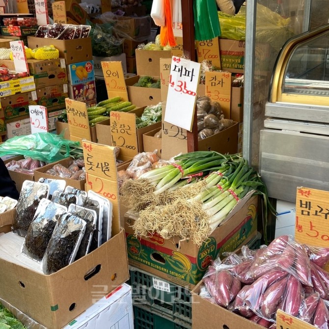 서울 용산구의 한 전통시장에 채소들이 진열돼 있다. 해당 시장에서 대파 한 단은 3500원에 판매되고 있다. 사진=연희진 기자