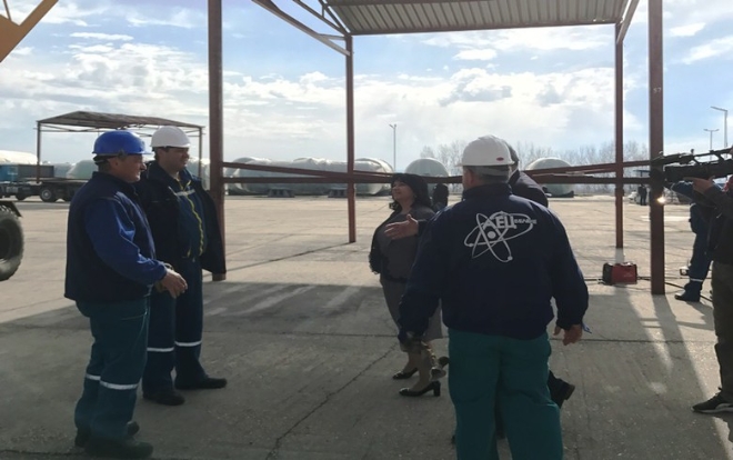 테메누즈카 페트코바 불가리아 에너지부 장관(왼쪽 3번째)이 불가리아 원전 관계자들과 대화하고 있다. 사진=불가리아 뉴스매체 시뉴스(SeeNews) 