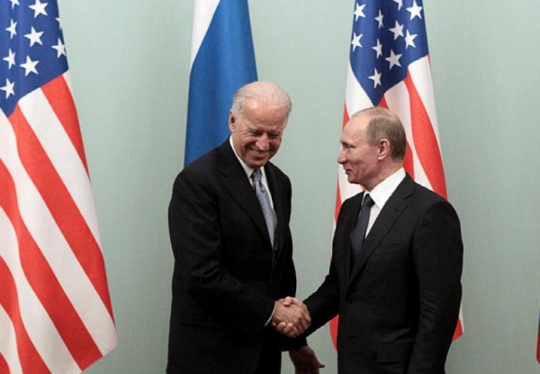 지난 2011년3월에 러시아 모스크바에서 만나 악수를 나누고 있는 조 바이든 미국대통령(왼쪽)과 블라디미르 푸틴 러시아 대통령. 사진=로이터