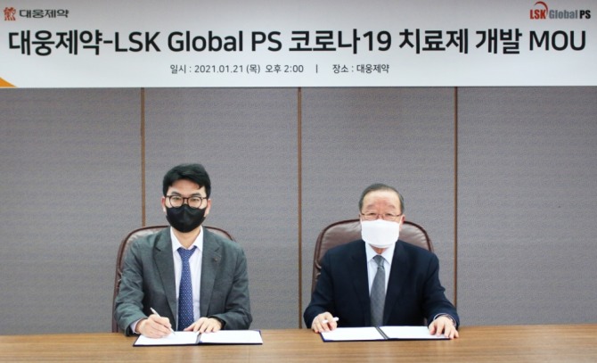 전승호 대웅제약 사장(왼쪽)과 이영작 LSK Global PS 대표가 '호이스타정 공동 임상개발 협력 MOU'를 체결한 후 기념촬영을 하고 있다. 사진=LSK Global PS