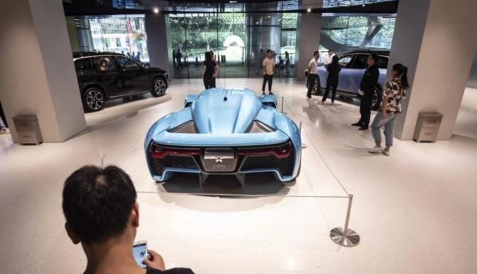 전기자동차 업체들이 소비자를 대상으로 한 직접 마케팅의 일환으로 중국 쇼핑몰에 '체험장'을 잇따라 설치하고 있다. 사진=SCMP
