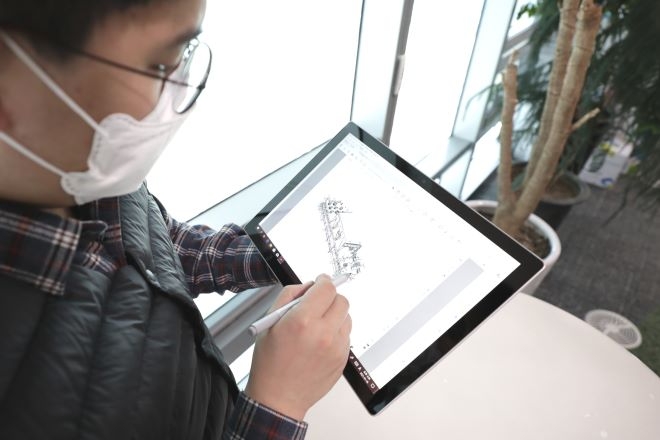 삼성엔지니어링의 한 설계엔지니어가 태블릿PC를 통해 설계도면을 확인하고 있다. 사진=삼성엔지니어링