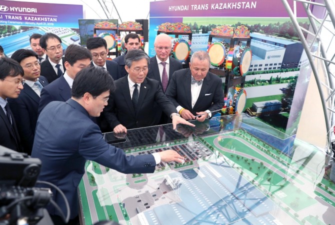 지난해 10월 카자흐스탄 알마티 현대자동차 조립 공장(현대 트랜스 카자흐스탄)에서 준공식이 열린 가운데 한국-카자흐스탄 양국 관계자들이 공장 모형을 살펴보고 있다. 사진=산업통상자원부