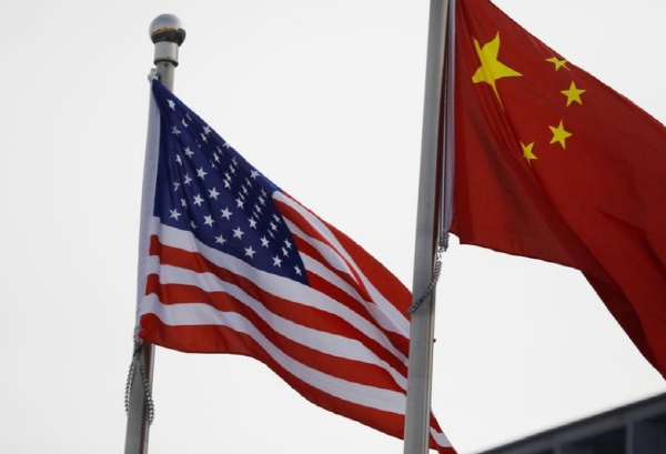 중국 베이징에 게양된 미국 성조기(왼쪽)과 중국 오성홍기. 사진=로이터