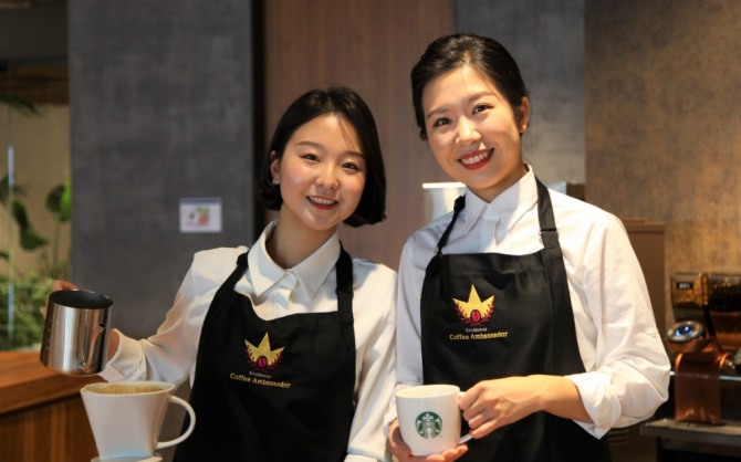 스타벅스 코리아 17대 커피대사로 선정된 전주이(왼쪽부터), 김성은 파트너. 사진=스타벅스커피 코리아