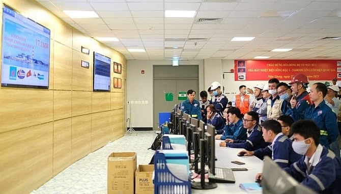 송하우1 프로젝트 관계자들이 이달 27일 발전기 2호기 운영상태를 점검하고 있다.  사진=로이터