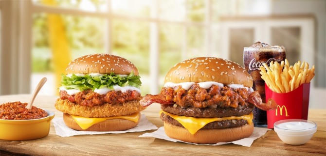 맥도날드가 '미트칠리 비프버거'와 '미트칠리 치킨버거'를 출시한다. 사진=한국맥도날드