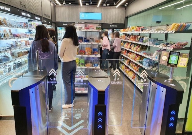 CU는 28일 최적화된 첨단 기술을 적용해 고객 친화적인 쇼핑 환경을 제공하는 스마트 편의점을 개점했다. 사진=BGF리테일