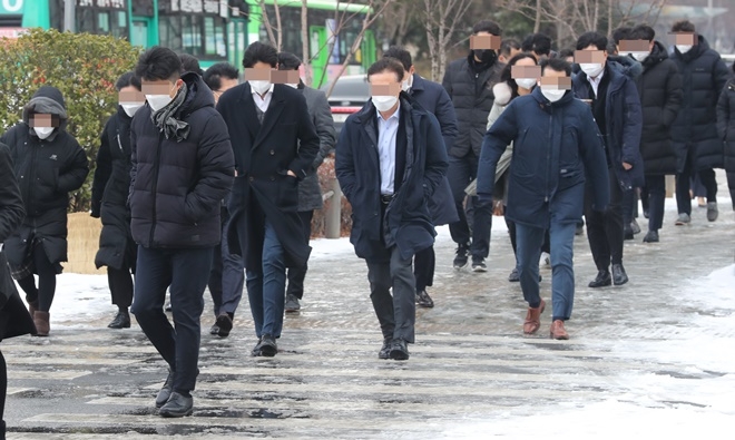시민들이 28일 서울 영등포구 여의도에서 눈이 그친 뒤 강한 바람이 불어오자 옷깃을 여미며 총총걸음을 걷고 있다.  사진=뉴시스