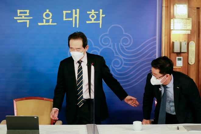 정세균 국무총리(왼쪽)가 28일 오후 서울 종로구 총리공관에서 '코로나19 영업 손실보장, 제도화 방안' 주제로 열린 제34차 목요대화에 참석하고 있다. 사진=뉴시스