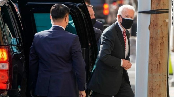 조 바이든 대통령이 지난달 성탄절 즈음 마스크를 두겹으로 쓴 상태로 공개석상에 나타난 모습. 사진=CNN
