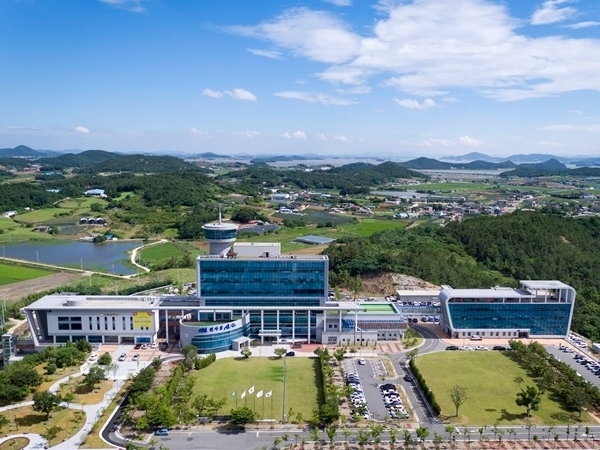 ‘신안 퍼플섬’이 문화체육관광부와 한국관광공사에서 선정한 “2021~2022년 한국인은 물론 한국을 찾는 외국인들이 꼭 가봐야 할 한국을 대표하는 관광지 100선”에 선정됐다. 사진은 신안군 청사/전남 신안군=제공