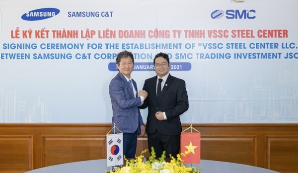 삼성물산과 베트남 SMC가 호치민 인근 산업단지에 합작투자하는 고급철강가공센터(VSSC) 투자협약 조인식이 지난 15일 열려 VSSC 민영현(왼쪽) 대표와 베트남 관계자가 기념사진을 찍고 있다. 사진=VNEXPRESS