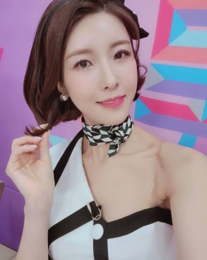 가수 진달래가 31일 과거 '학폭' 가해자였음을 인정하고 경연중인 TV조선 '미스트롯2'에서 자진 하차했다.  사진=인스타그램 캡처 