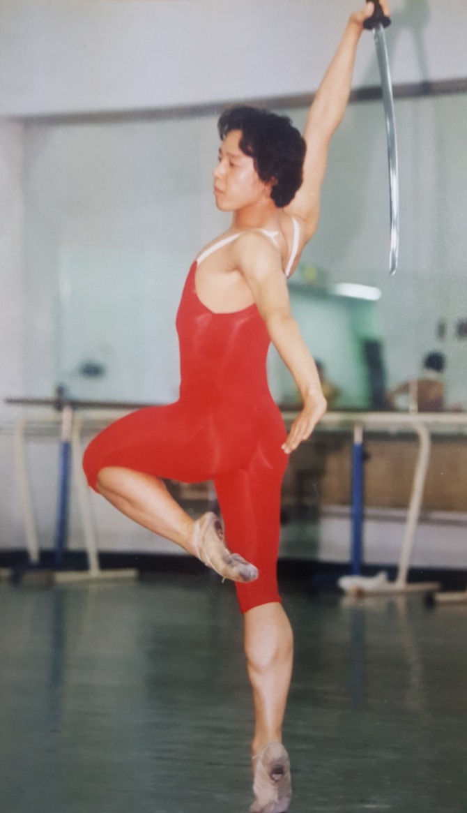 박태희가 1999년 국립발레단 연습실에서 연습하고 있다.