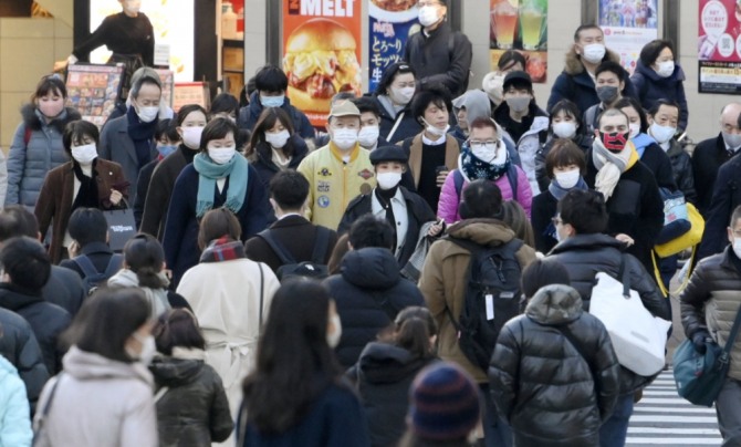 신종 코로나바이러스 감염증(코로나19) 대응을 위한 긴급사태가 발효되고 4번째 주말을 앞둔 지난달 29일 일본 도쿄 신주쿠(新宿) 거리가 마스크 쓴 행인들로 붐비고 있다. 사진=연합