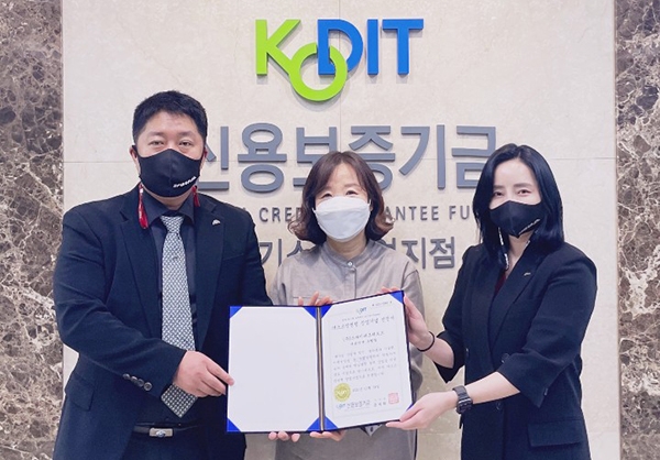 왼쪽부터 유현철스파이더 대표, 염정원 신용보증기금 경기스타트업지점장, 문지영 스파이더 대표