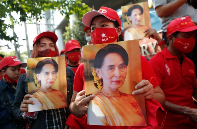 태국 거주 미얀마 사람들이 1일(현지시간) 방콕의 미얀마 대사관 앞에서 미얀마 지도자 아웅산 수치 국가 고문의 사진을 들고 시위하고 있다. 사진=뉴시스
