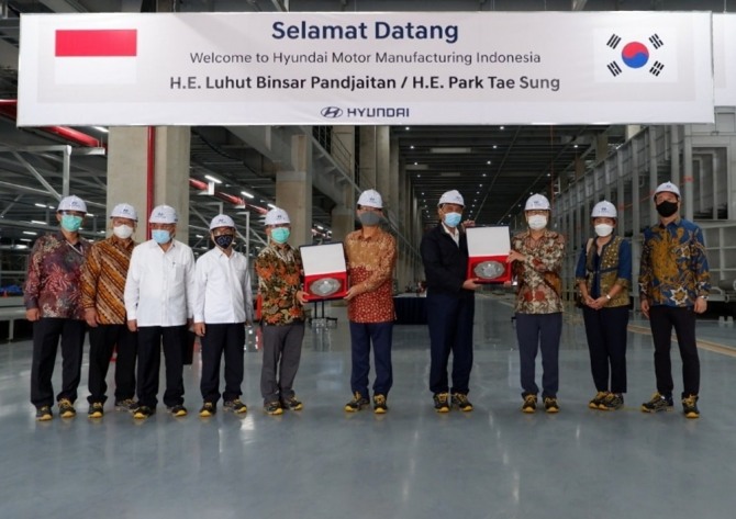 루훗 빈사르 빤자이딴 인도네시아 해양투자조정부 장관 등 관계자들이 지난해 11월 브카시에 건설 중인 현대자동차 공장을 방문하고 있다.  사진=현대차 인도네시아 법인