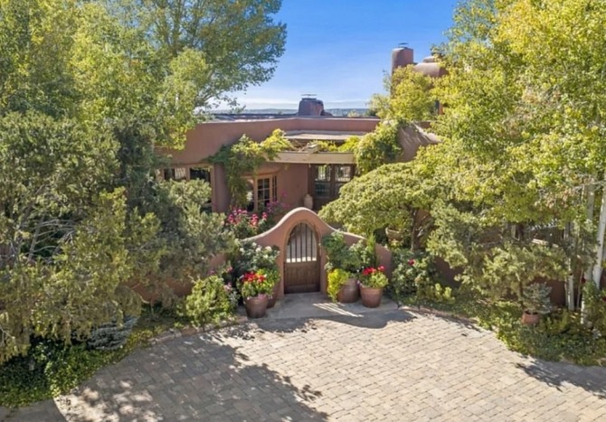 미국의 전설적인 희극배우 캐럴 버넷이 소유했던 산타페 복합주택이 620만달러(약 70억 원)에 부동산 시장에 나왔다. 