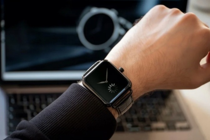 하인리히 모저앤씨의 애플 워치 스타일 기계식 손목시계. 사진=하인리히 모저앤씨