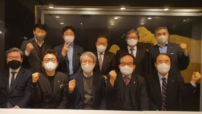 한국강소기업협회 임원들이 정운찬 명예회장(앞줄 왼쪽 세번째)과 함께 중견·중소기업의 발전을 다짐하는 결의를 다지고 있다. 사진=한국강소기업협회