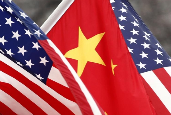 미국 워싱턴에 게양된 미국 성조기와 중국 오성홍기. 사진=로이터