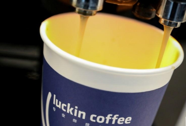 미국 뉴욕의 루이싱커피 매장에서 커피를 내리는 모습. 사진=로이터